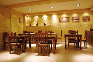 Breakfast (EUR 3.50 per person)