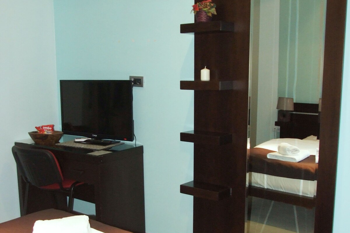 Phòng đôi Deluxe | Chăn bông, minibar, két bảo mật tại phòng, bàn 
