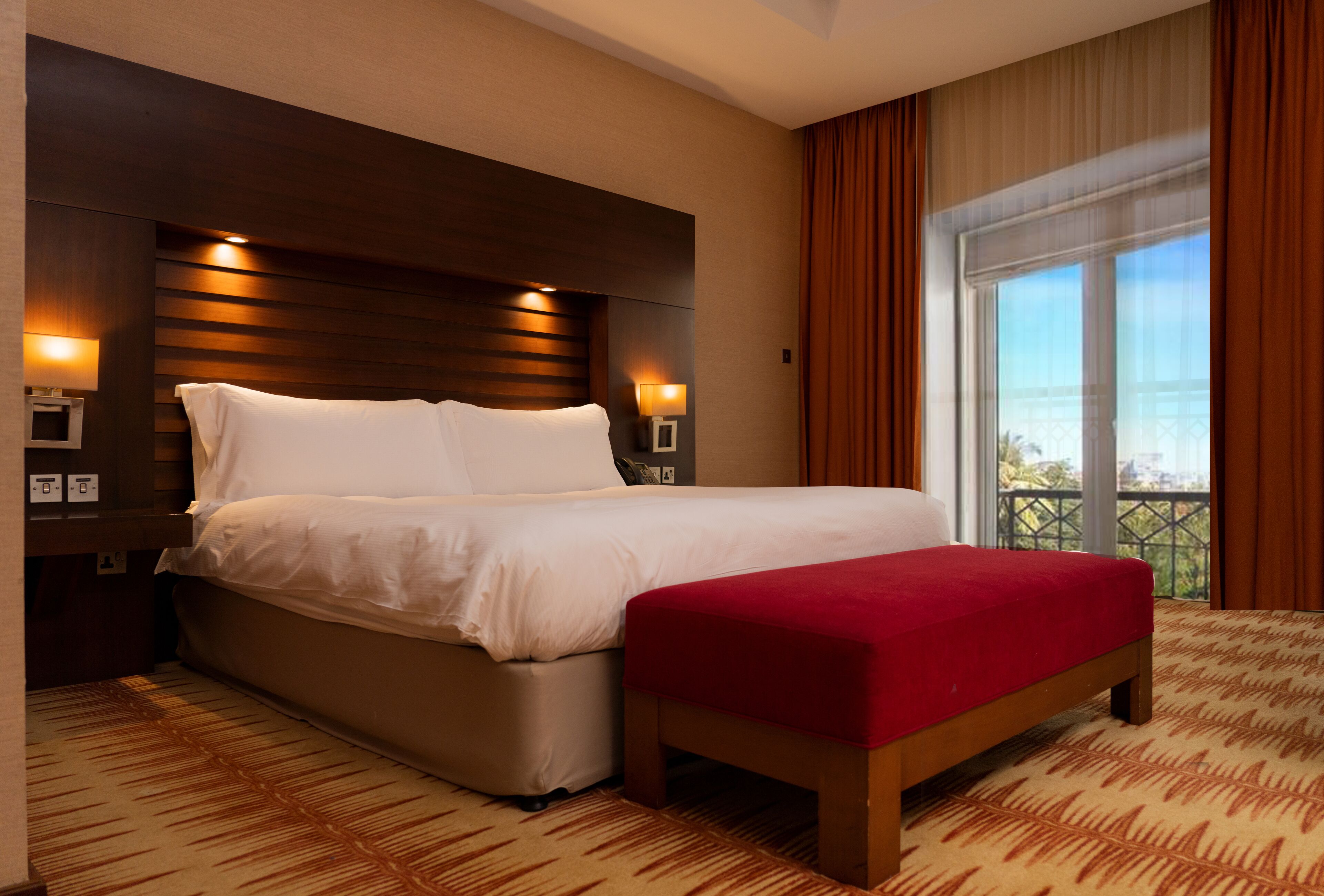 Suite, 1 kamar tidur, balkon | Minibar, brankas, meja kerja, dan ruang kerja ramah laptop