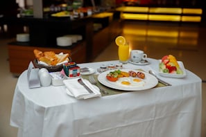 2 restaurants; dinner served