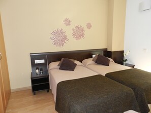 1 bedroom, iron/ironing board, free cribs/infant beds, free WiFi - Travessera Parc Guell Apartamentos (Barcelona)