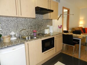 1 bedroom, iron/ironing board, free cots/infant beds, free WiFi - Travessera Parc Guell Apartamentos (Barcelona)