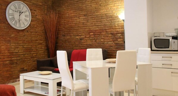 Standard Apartment, 1 Bedroom | In-room dining