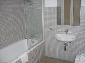 Hair dryer, towels - Travessera Parc Guell Apartamentos (Barcelona)