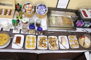 Buffet - Travessera Parc Guell Apartamentos (Barcelona)