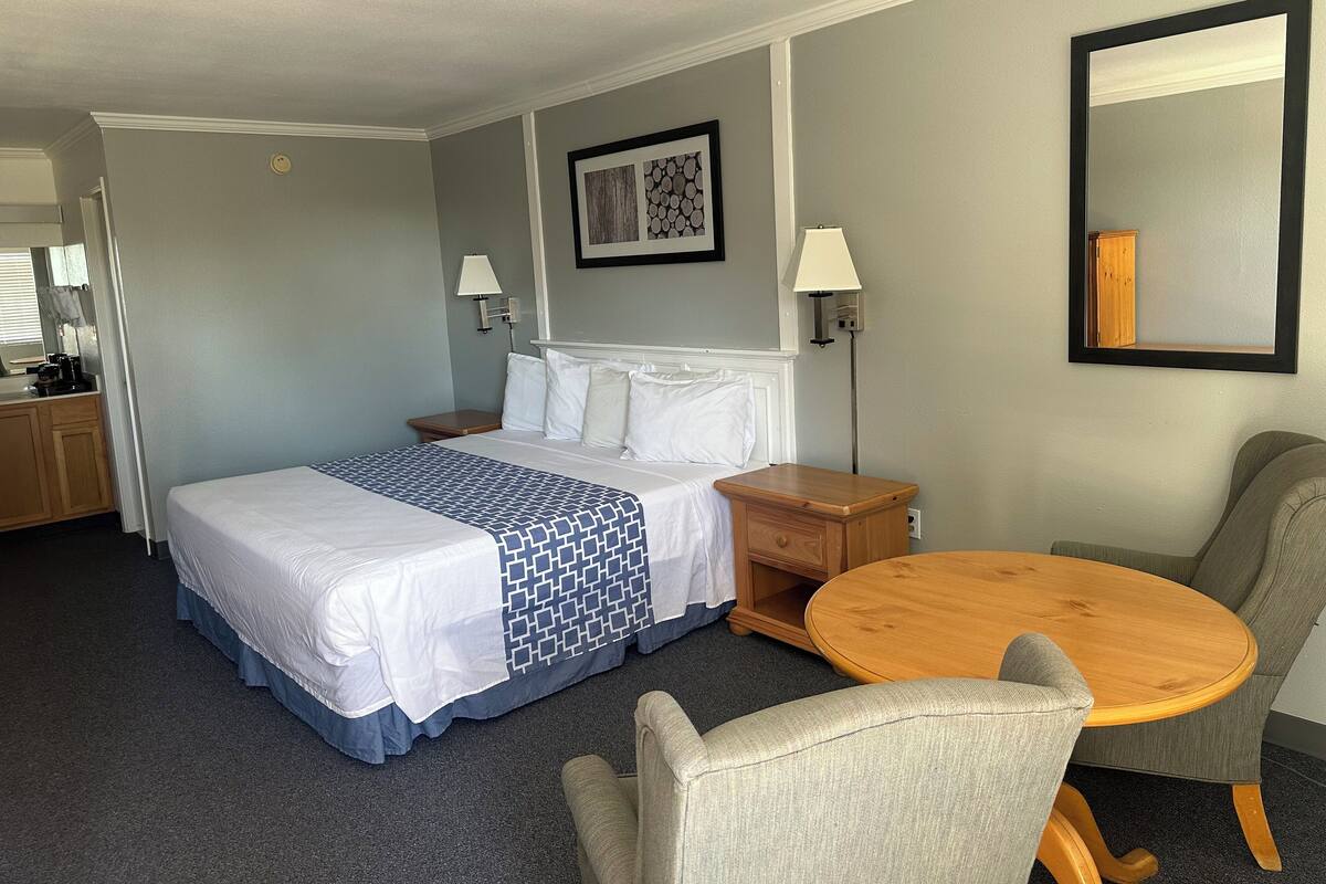 Deluxe Double Room (King Room)