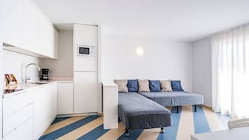 Superior appartement, 1 slaapkamer, keuken, uitzicht op stad | Privékitchenette | Een koelkast/vriezer, een magnetron, een kookplaat