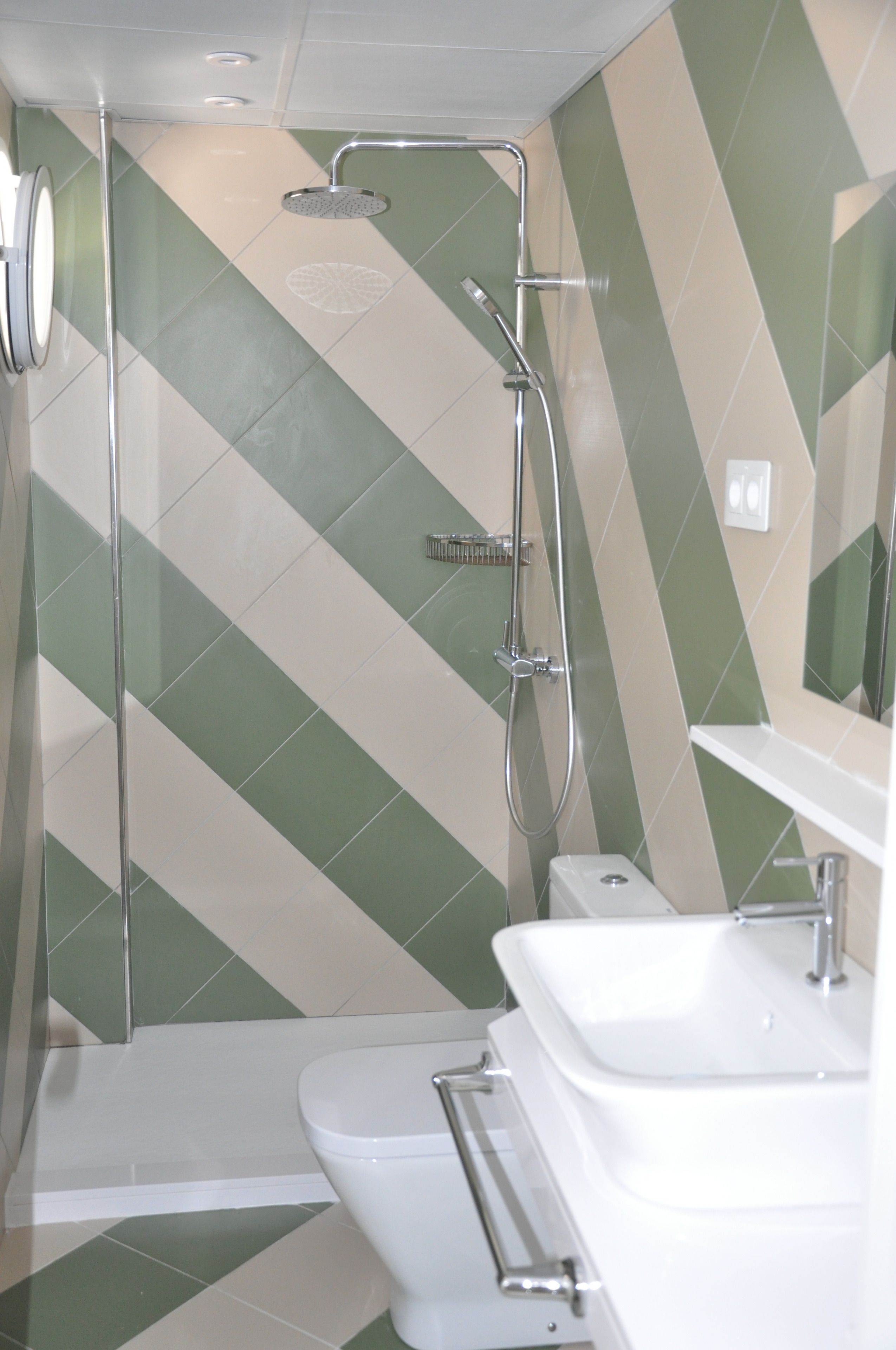 Un baño con ducha, inodoro y lavamanos.
