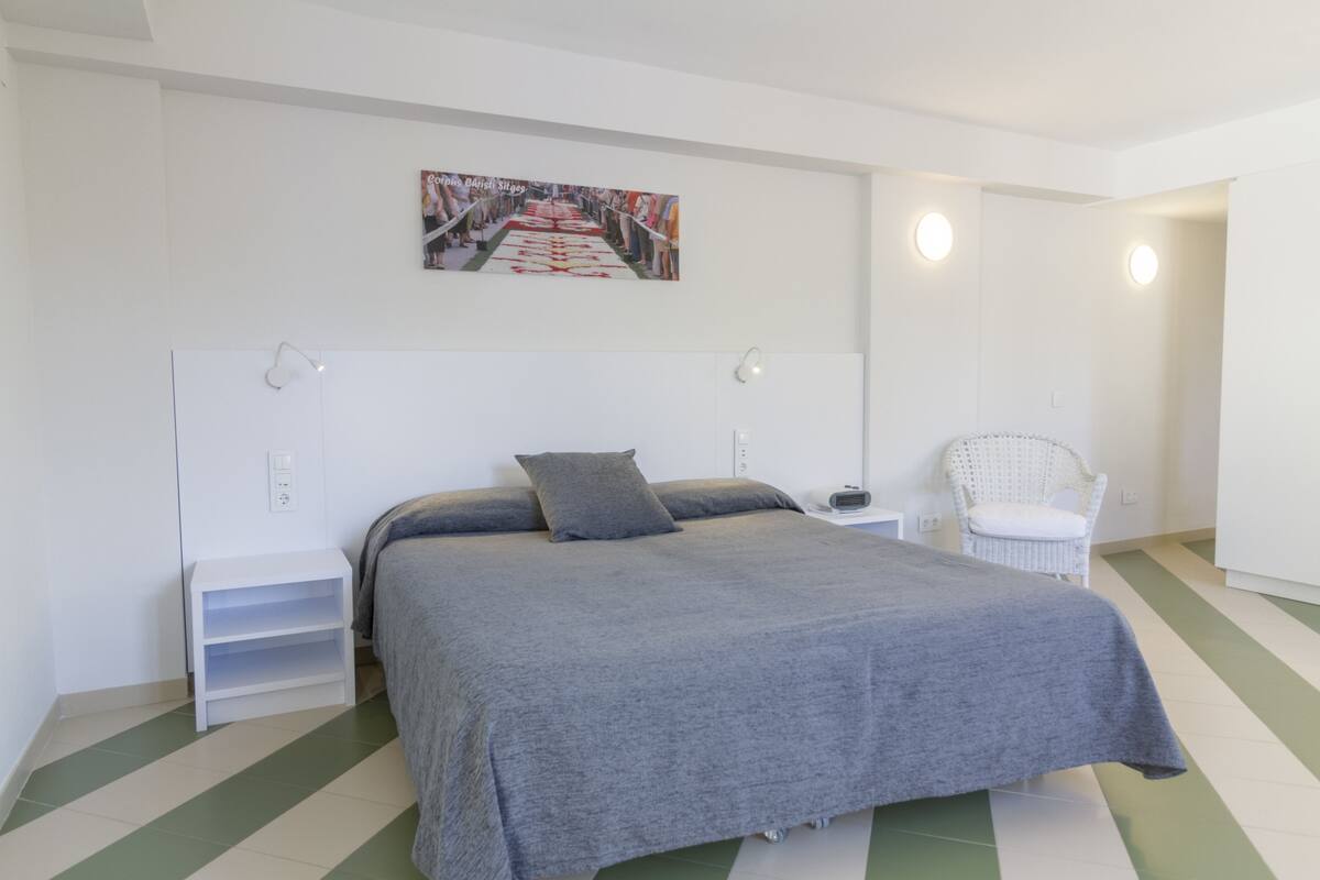 Økonomistudio, 1 queensize-seng, tekjøkken | Safe på rommet, blendingsgardiner, barnesenger (inkludert) og sengetøy