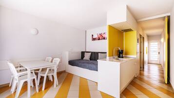 Een koelkast met diepvriezer, een microgolfoven, een kookplaat