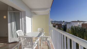 Apartamento familiar, cocina básica, vistas a la piscina | Vistas desde la habitación