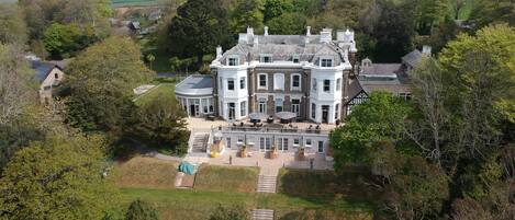 Frigobar, espaço de trabalho para notebook, Wi-Fi de cortesia