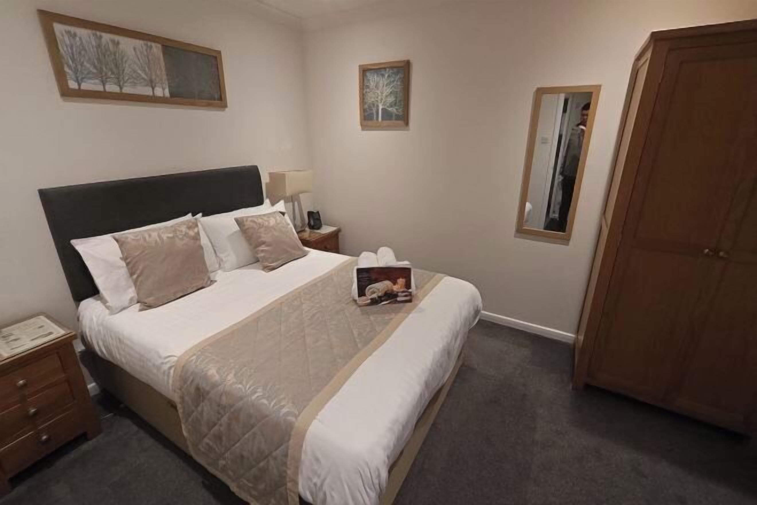 Minibar, laptop workspace, free WiFi, bed sheets