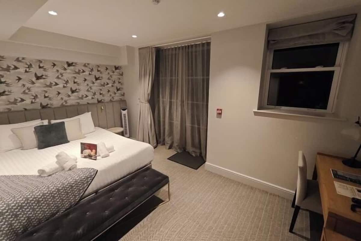 Minibar, laptop workspace, free WiFi, bed sheets