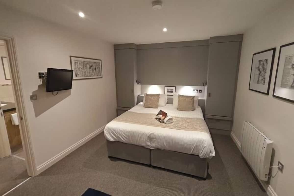 Minibar, laptop workspace, free WiFi, bed sheets