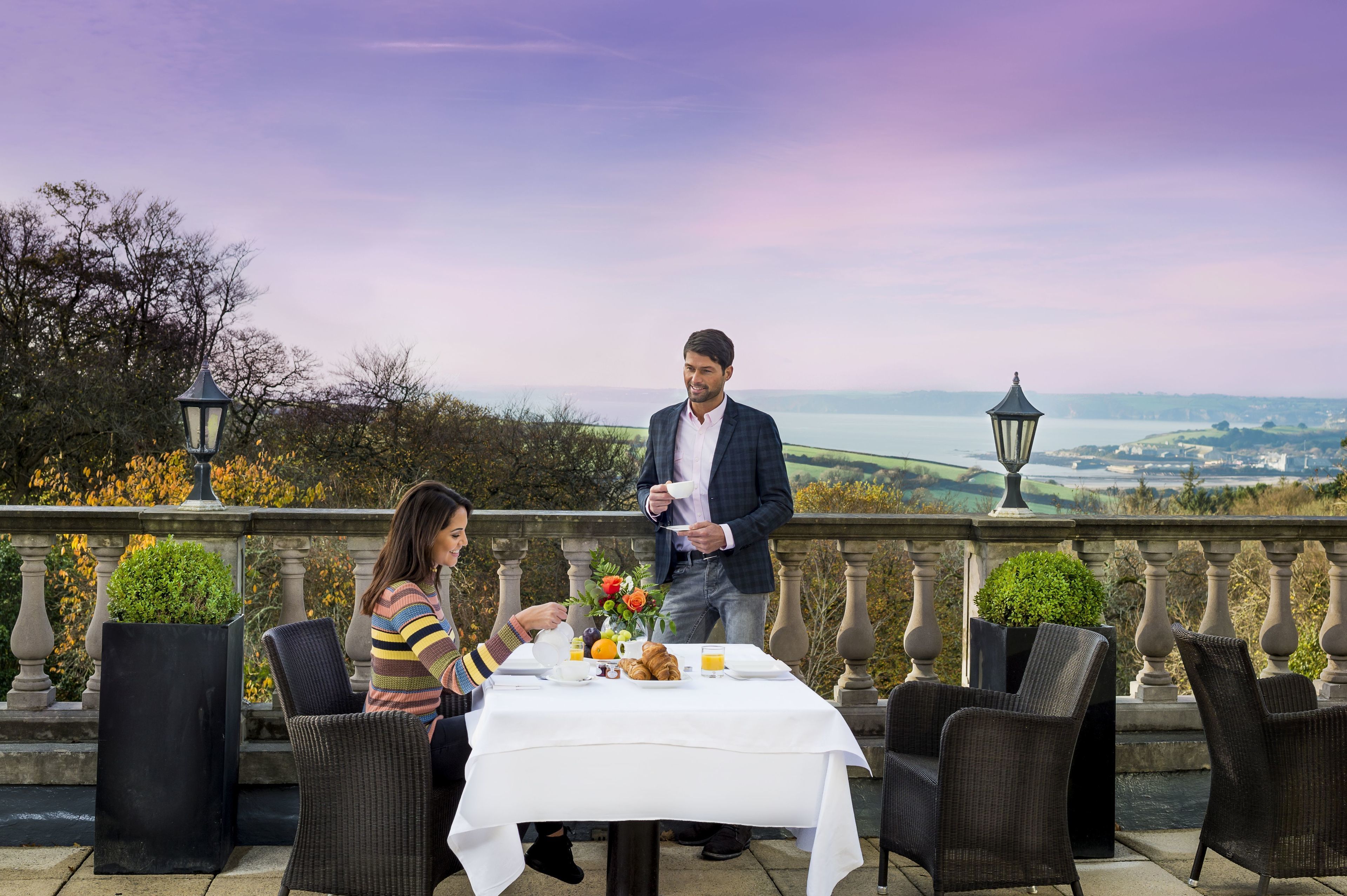 2 か所のレストラン、朝食に営業