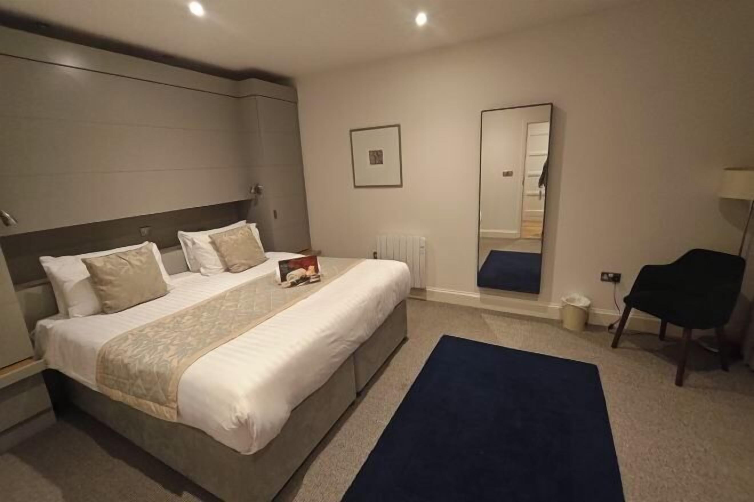 Minibar, laptop workspace, free WiFi, bed sheets