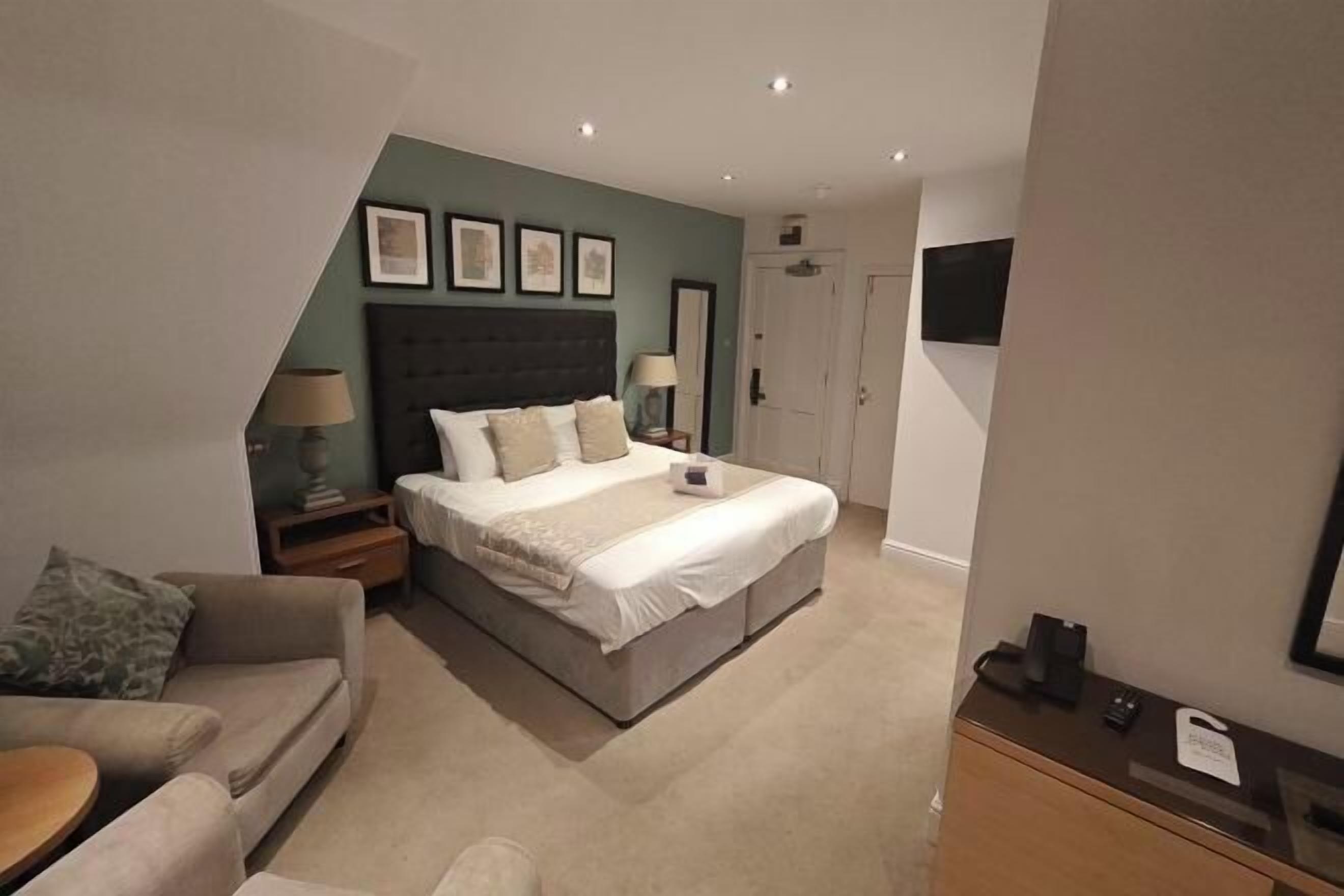 Minibar, laptop workspace, free WiFi, bed sheets