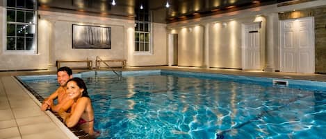 Piscine intérieure, chaises longues