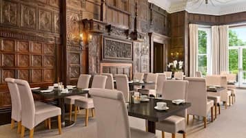 2 restaurants, breakfast served