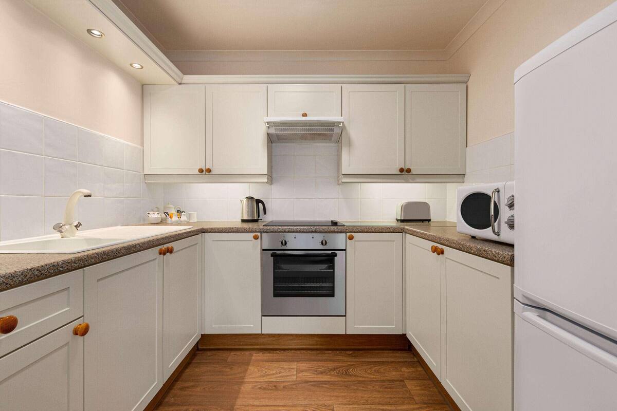 coffee/tea maker, electric kettle, high chair