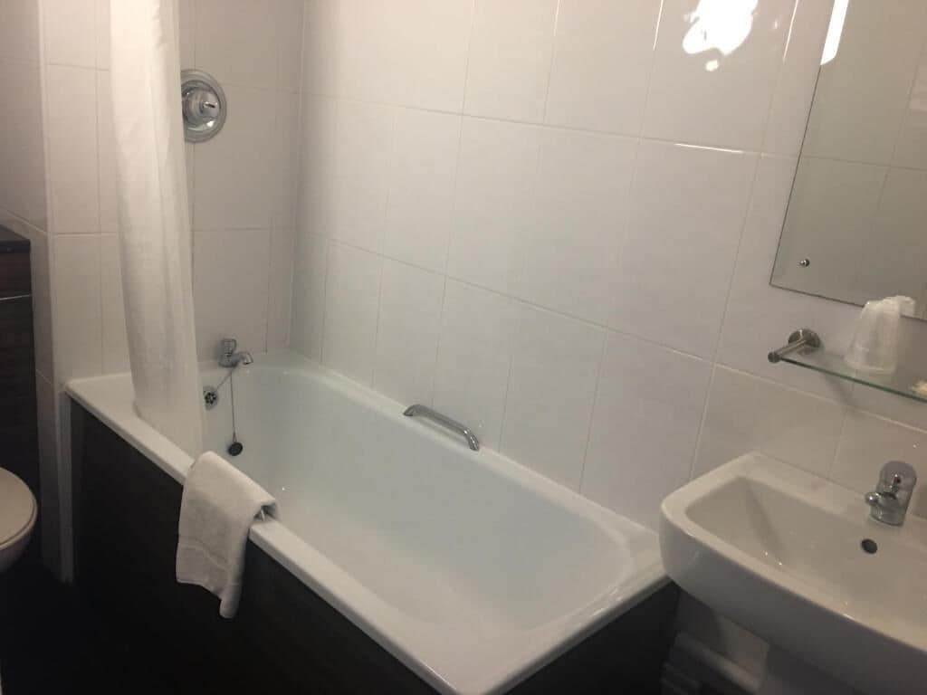 single room | bathroom | combined shower/bathtub, free toiletries, hair dryer, towels