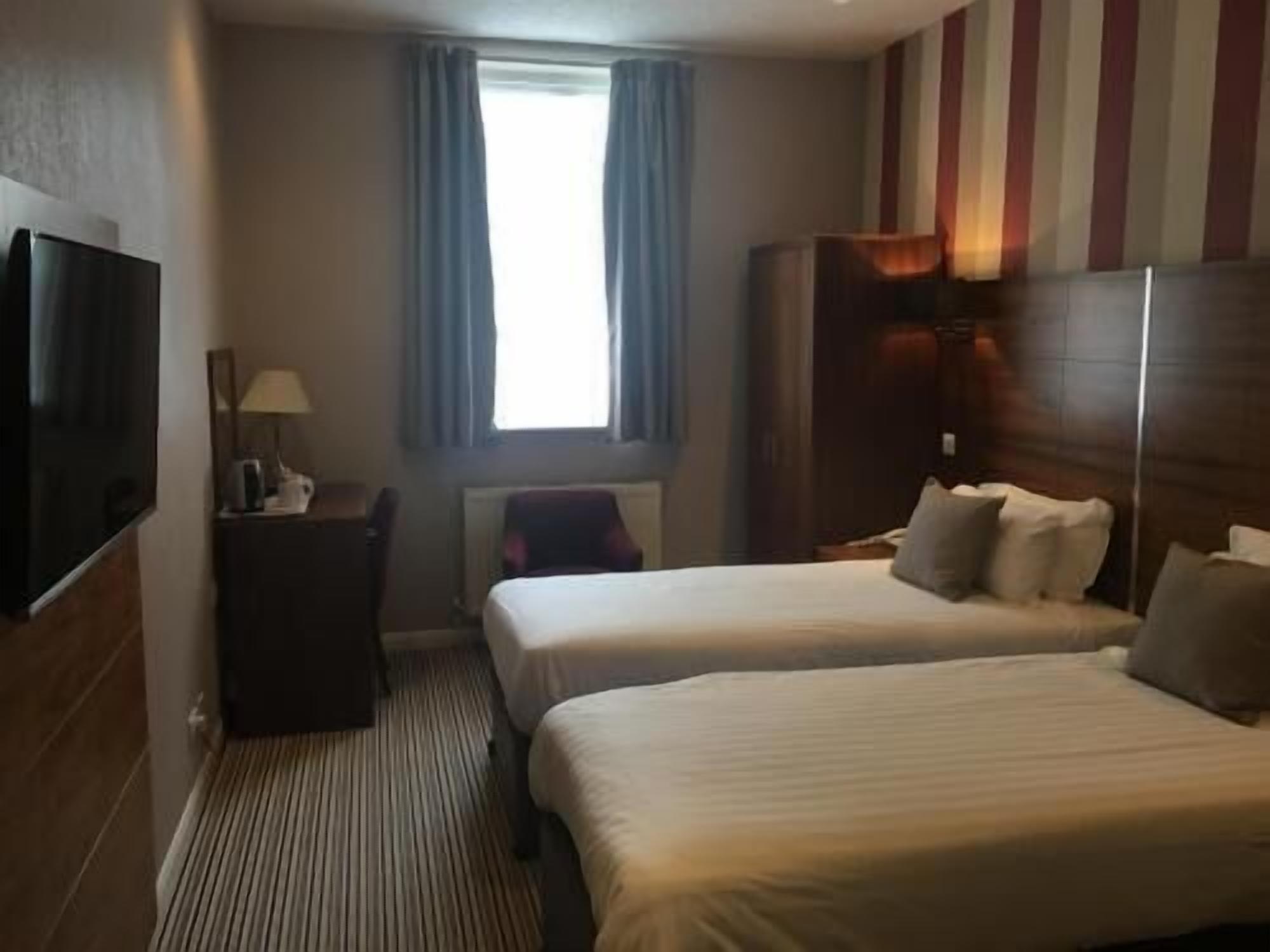 Escritorio, tabla de planchar con plancha, wifi gratis y ropa de cama