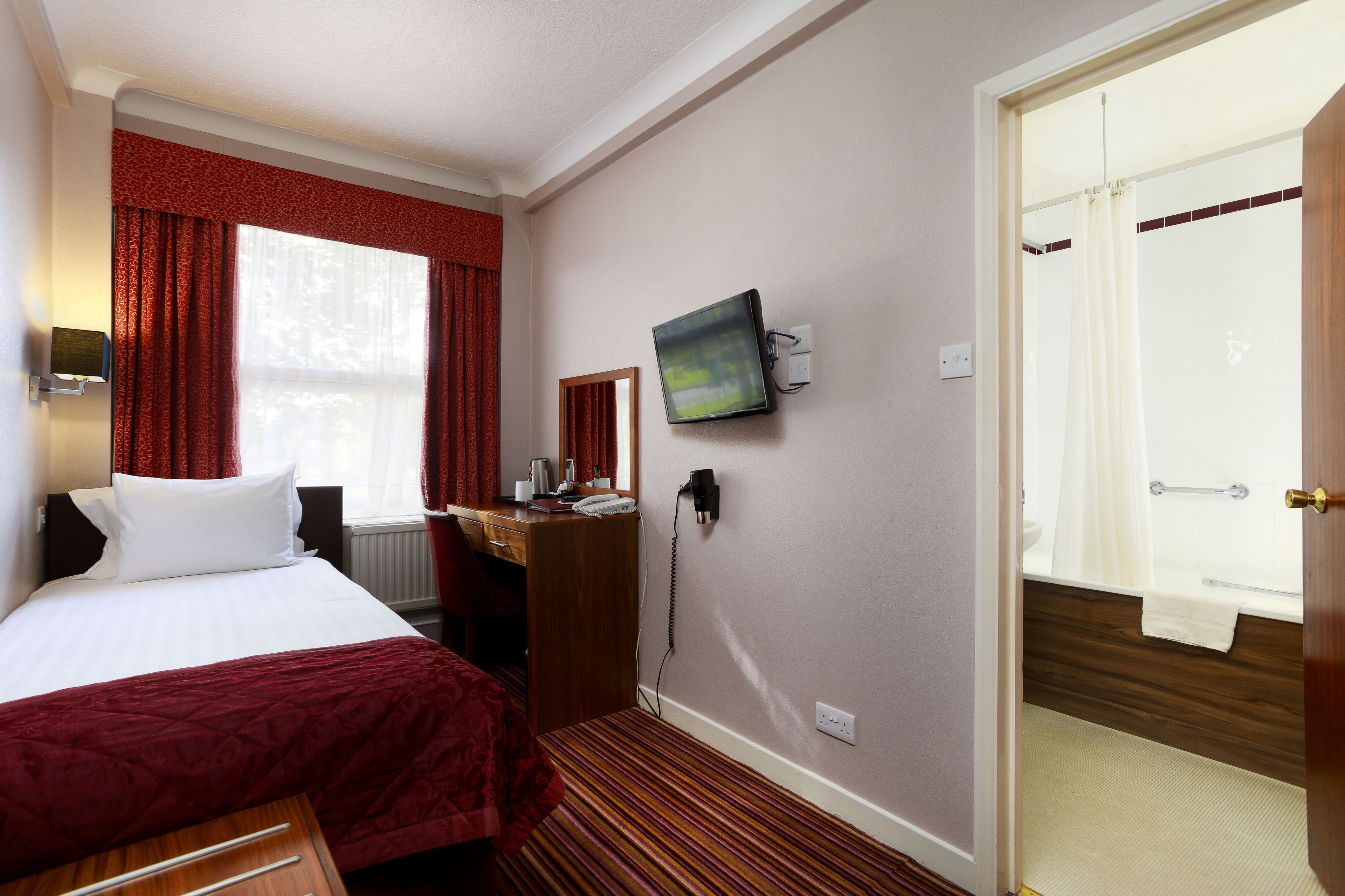 single room | desk, iron/ironing board, free wifi, bed sheets