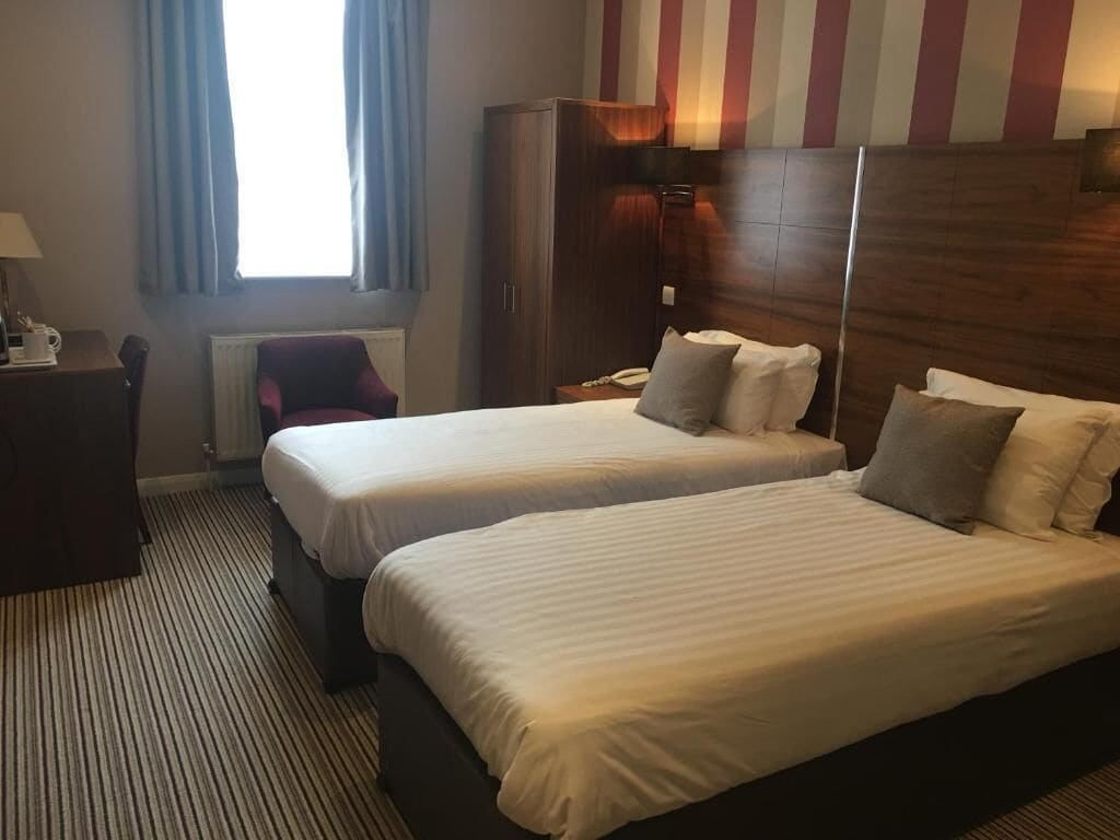 twin room | desk, iron/ironing board, free wifi, bed sheets