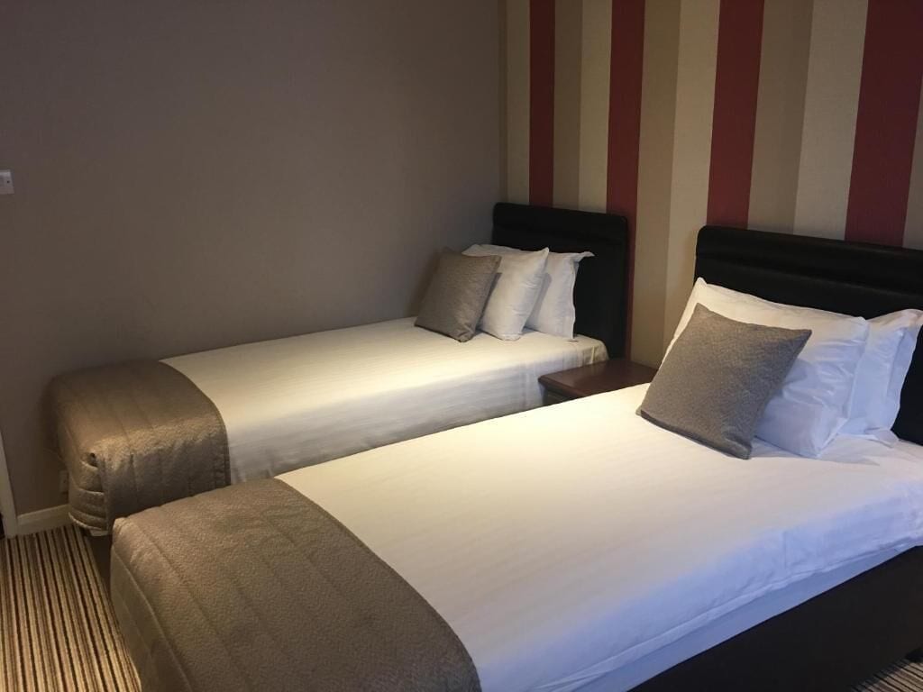 twin room | desk, iron/ironing board, free wifi, bed sheets