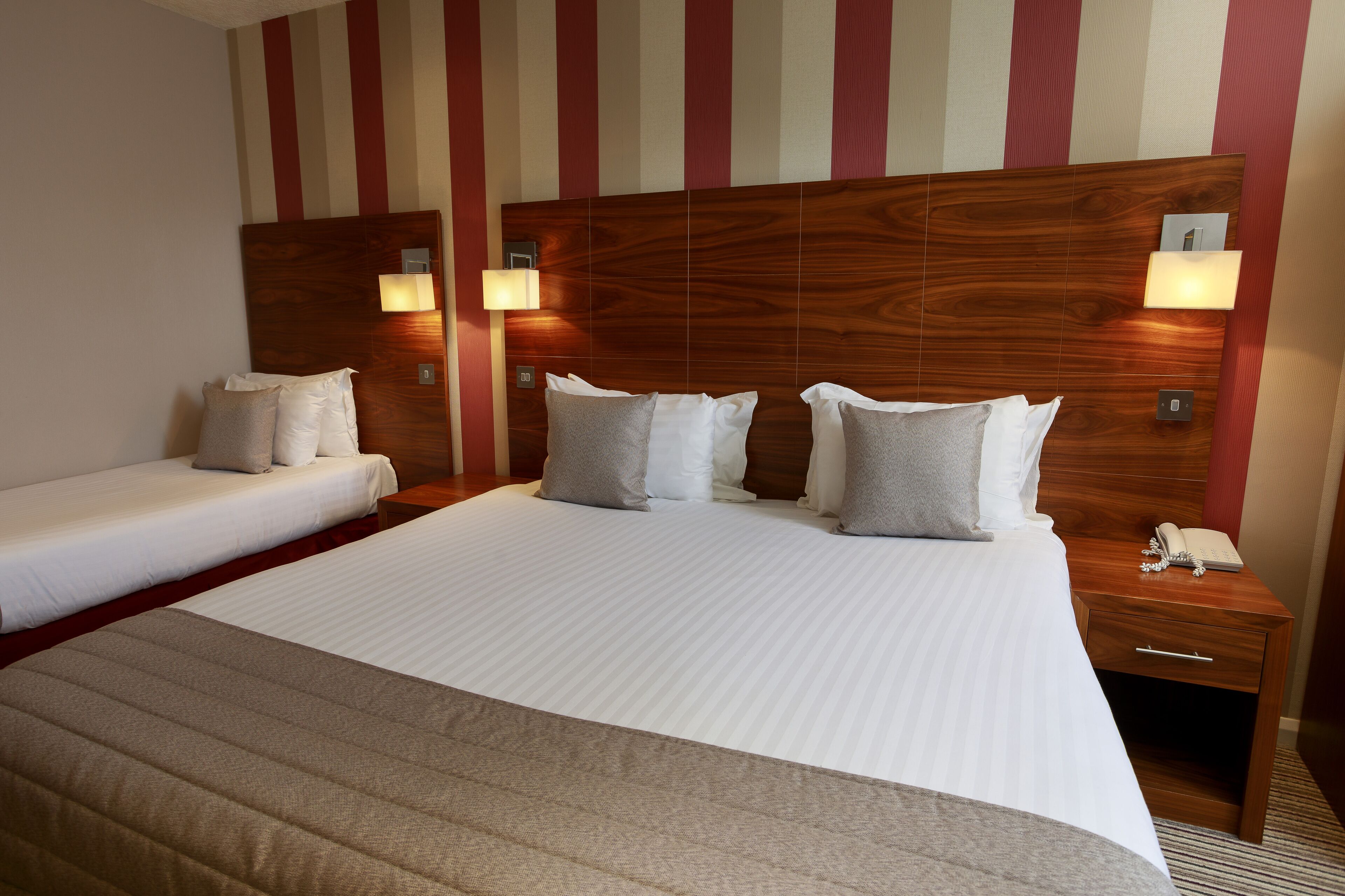 triple room | desk, iron/ironing board, free wifi, bed sheets