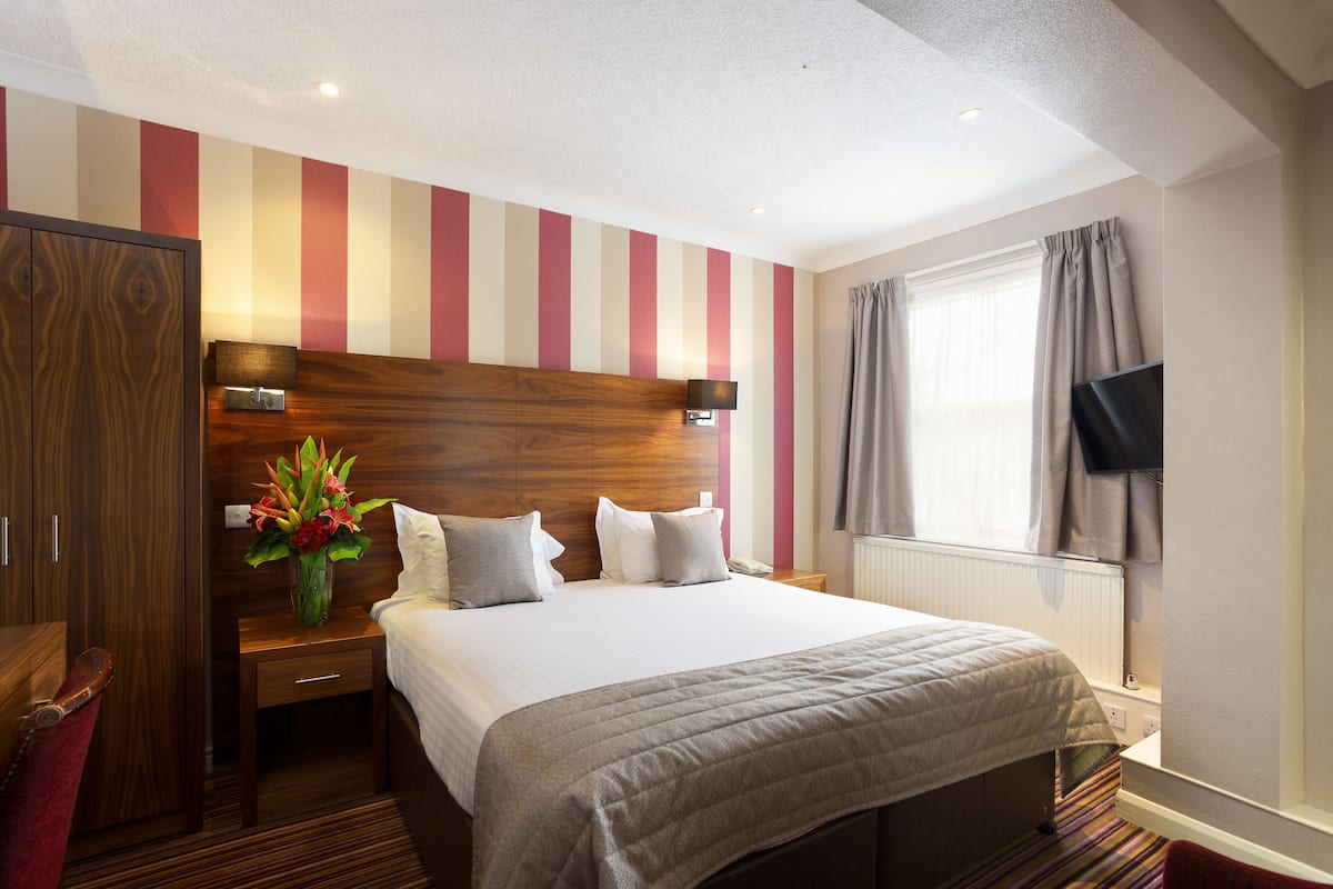 Chambre Double | Bureau, fer et planche Ă repasser, Wi-Fi gratuit, draps fournis