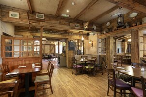 Café da manhã completo todos os dias (GBP 9.95 por pessoa) 