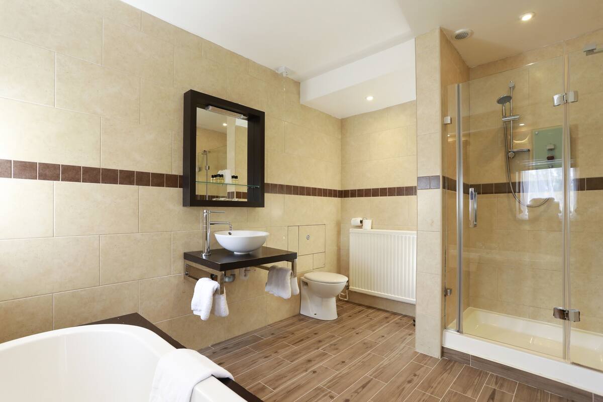 family room | bathroom | combined shower/bathtub, free toiletries, hair dryer, towels