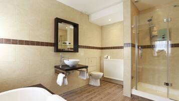 Family Room | Bathroom | Combined shower/tub, free toiletries, hair dryer, towels