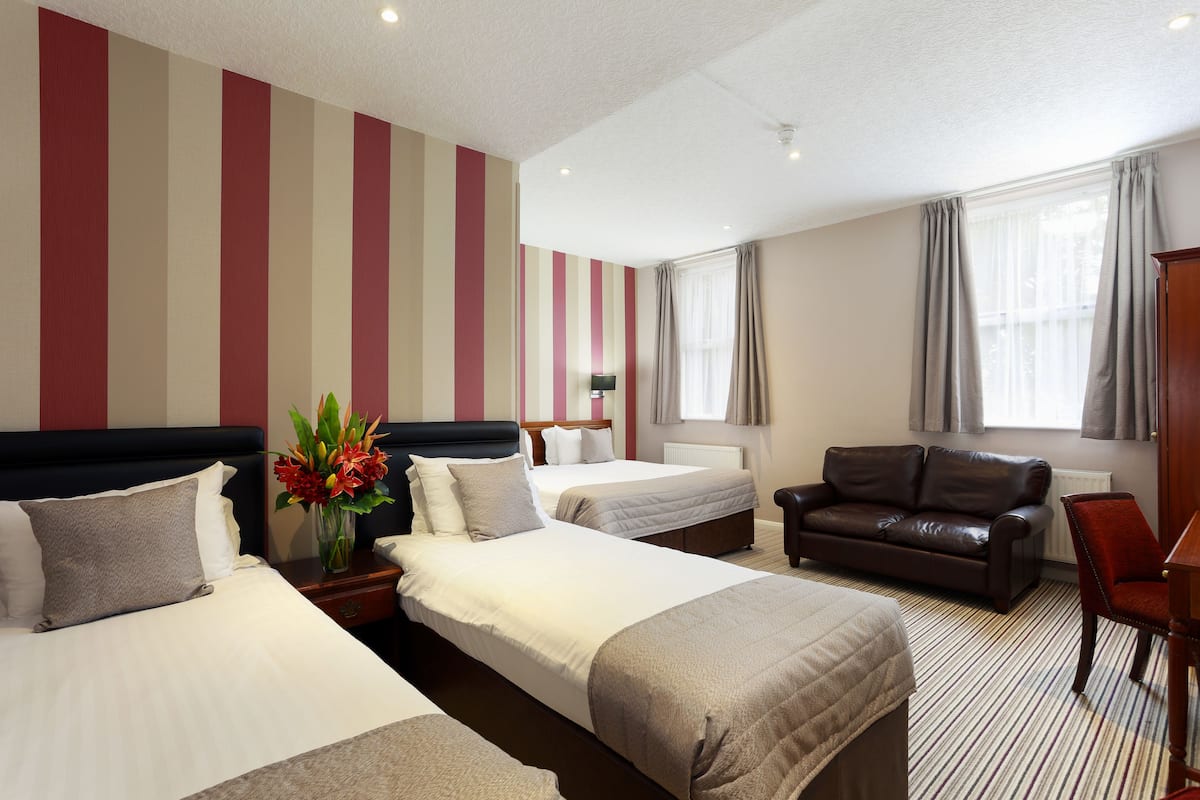 Chambre Familiale | Bureau, fer et planche Ă repasser, Wi-Fi gratuit, draps fournis