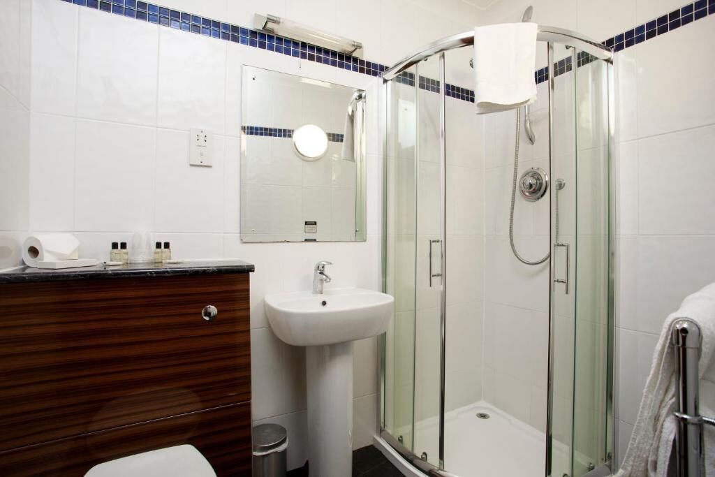 double room | bathroom | combined shower/bathtub, free toiletries, hair dryer, towels