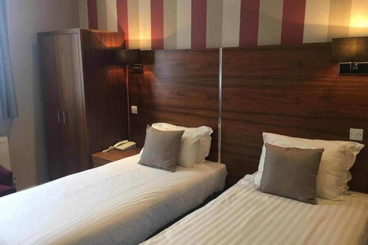 twin room | desk, iron/ironing board, free wifi, bed sheets