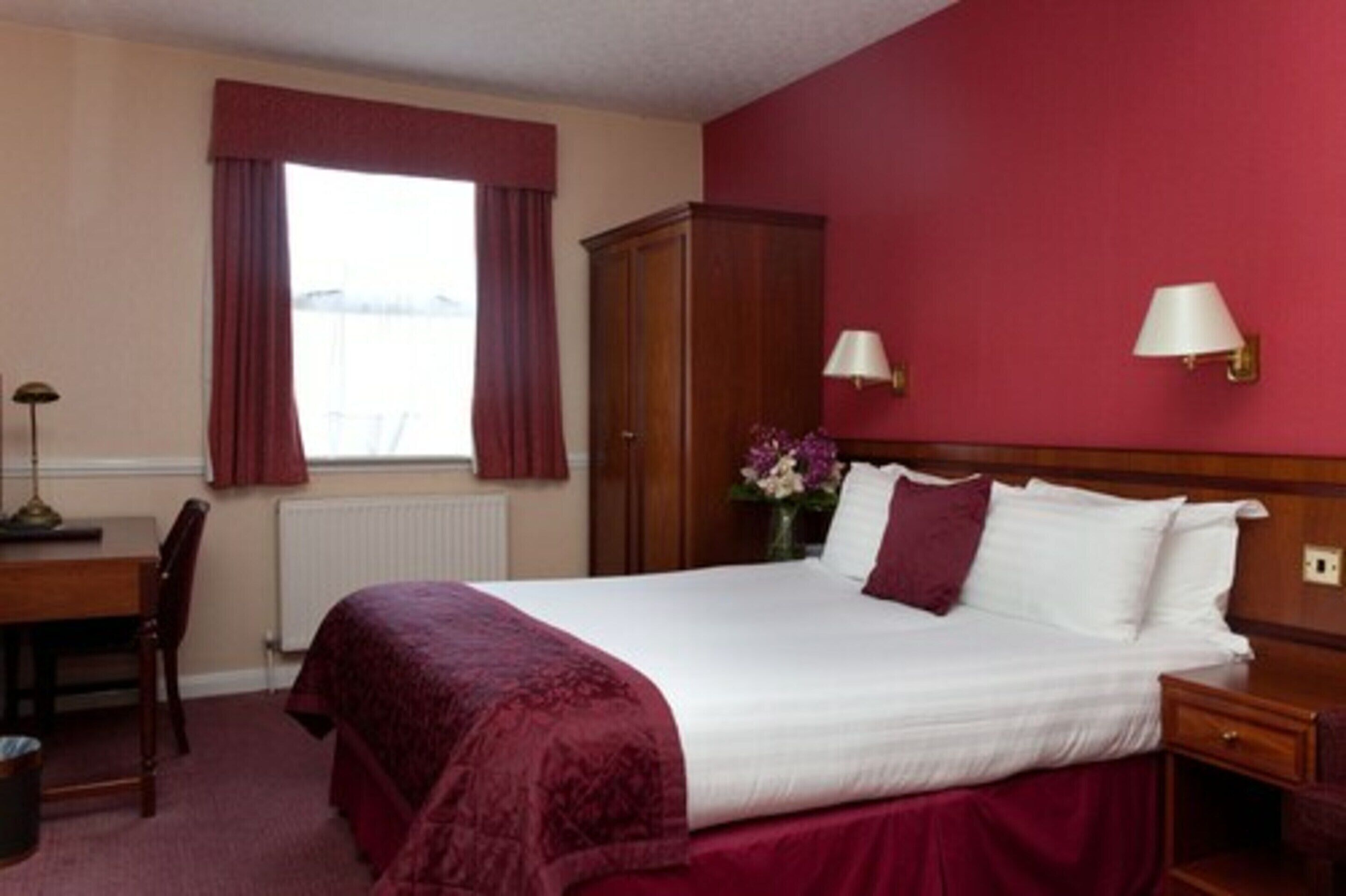 Escritorio, tabla de planchar con plancha, wifi gratis y ropa de cama