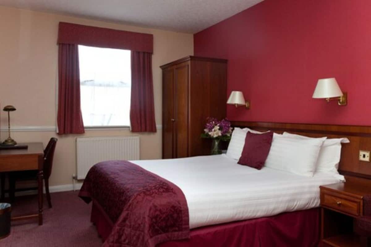 Desk, iron/ironing board, free WiFi, bed sheets