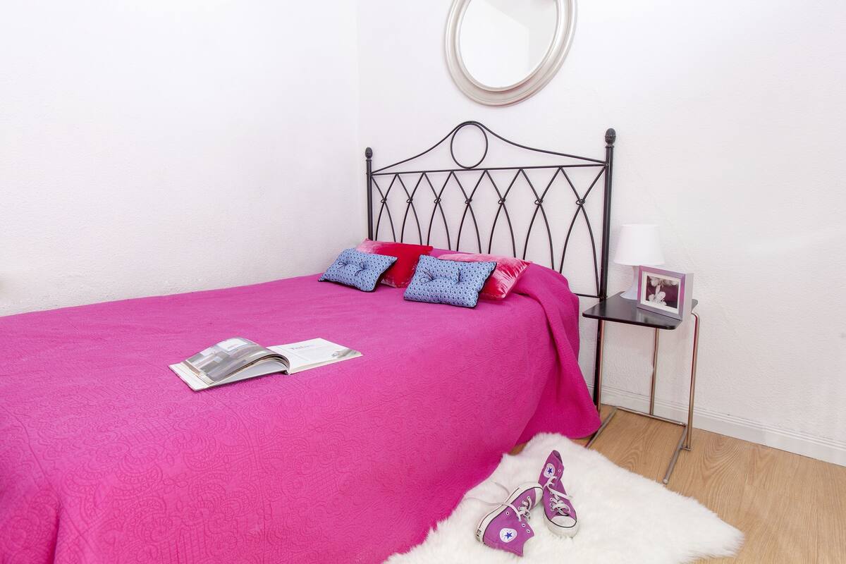 Single Room, Shared Bathroom | Memory foam beds, in-room safe, laptop workspace