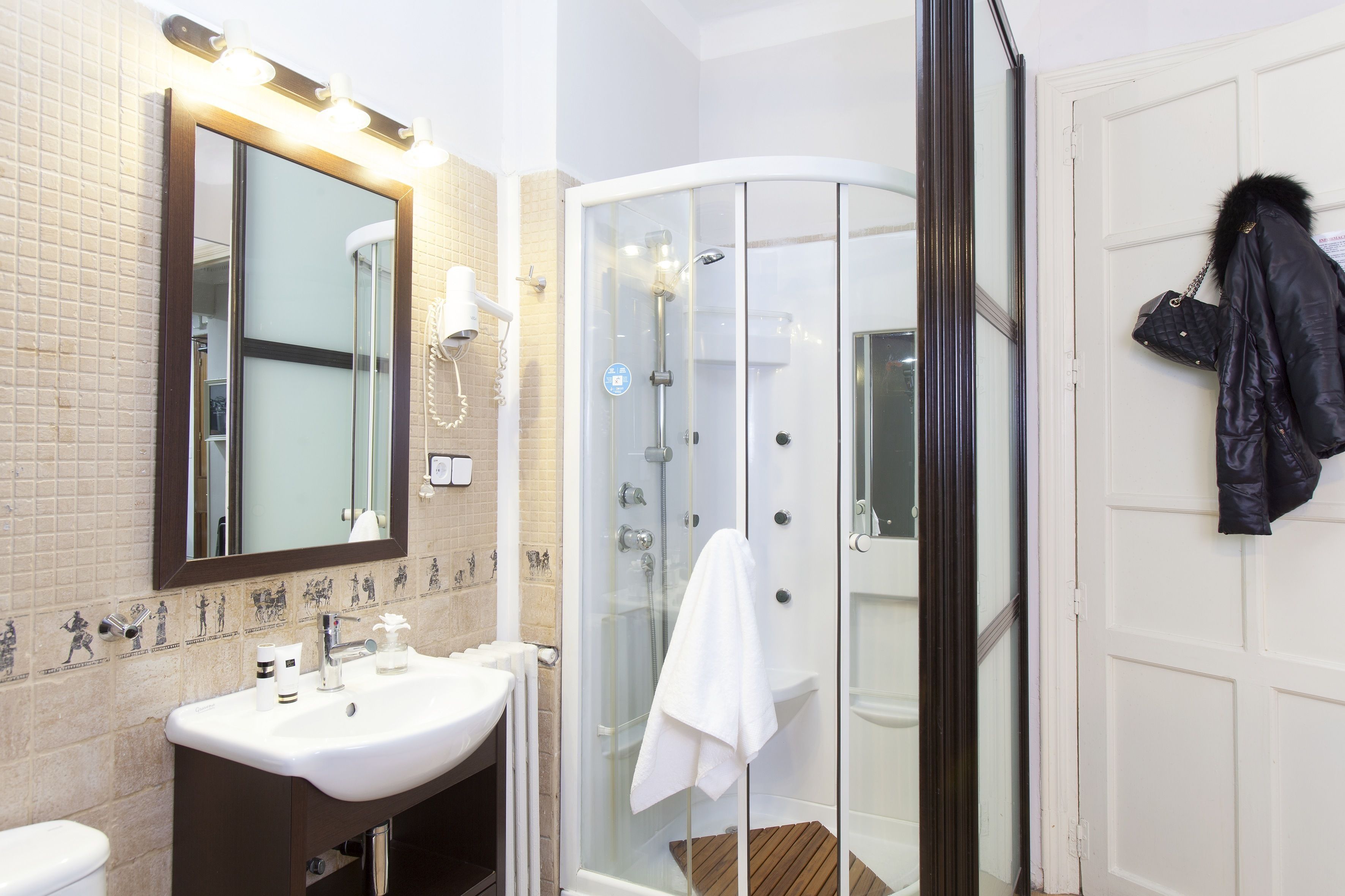 Standard-Dreibettzimmer | Badezimmer