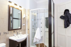 Chambre Triple Standard | Salle de bain | Articles de toilette de luxe, sèche-cheveux, serviettes fournies