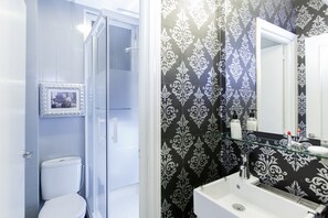 Eenpersoonskamer, gedeelde badkamer | Badkamer | Designer toiletartikelen, een haardroger, handdoeken