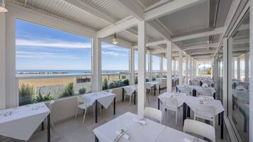 Se sirven desayunos, comidas, cenas y cocina local