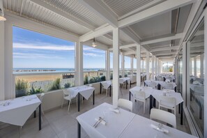 Petit déjeuner et déjeuner servis sur place, spécialités Cuisine locale