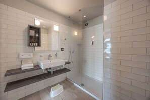 Een haardroger, een bidet, handdoeken