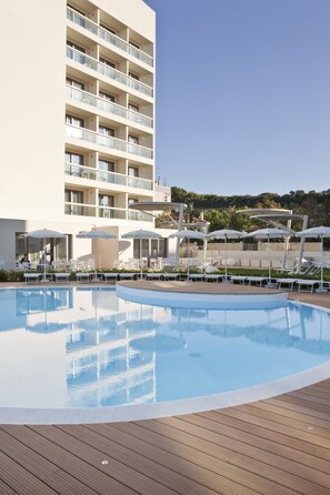 Seasonal outdoor pool, pool umbrellas, pool loungers - Nautilus Family Hotel (Pesaro)