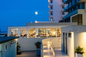 Se sirven desayunos, almuerzos y cenas; cocina local