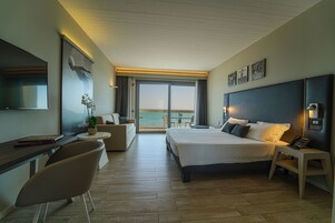 Minibar, caja de seguridad en la habitación y escritorio 